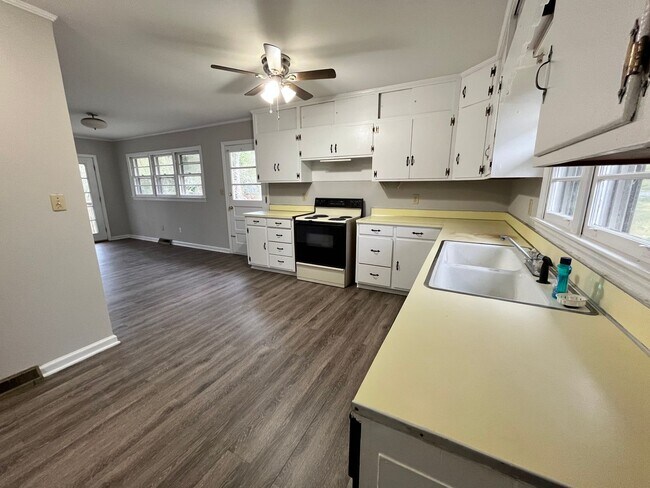 Foto del edificio - 3 Bedrooms, 1.5 Bathroom - Home in Sherwood Forest!