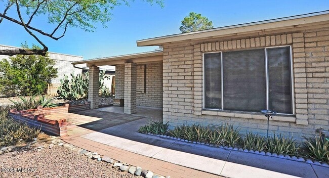 Building Photo - 4741 W Red Wolf Dr