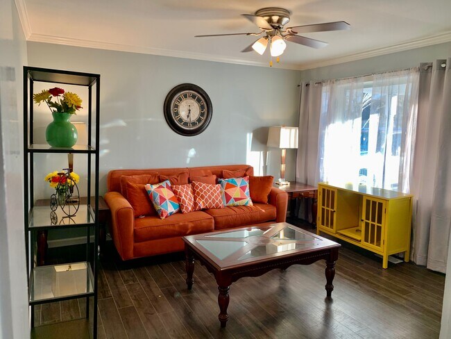 Cozy living room. - 1385 Ryland Pike