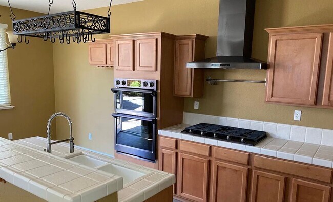 Foto del edificio - Beautiful 4 Bed / 2 Bath Home with Stunning  Backyard & Gazebo