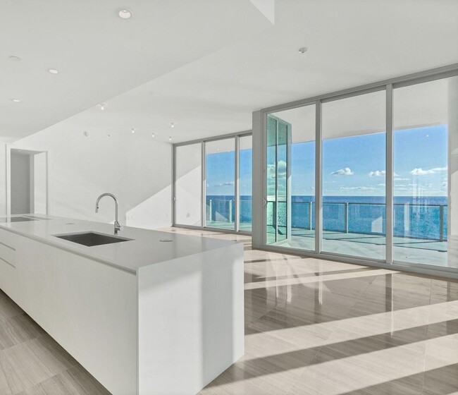 Building Photo - 6901 Collins Ave