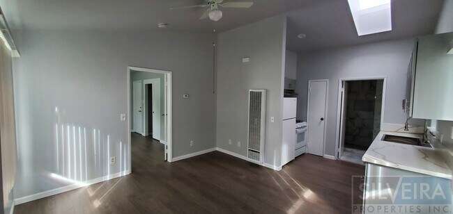 Building Photo - 1 Bedroom 1 Bath Newly Made Unit
