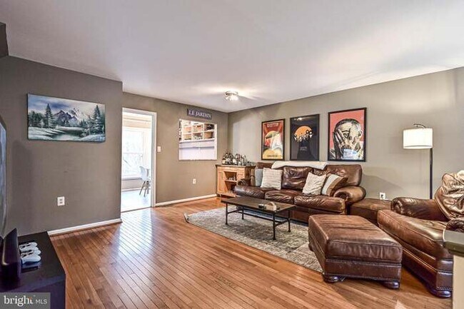 Sala de estar AMUEBLADA: con sofá, mesa de centro, carrito de bar y soporte para TV. - 3814 Usher Ct