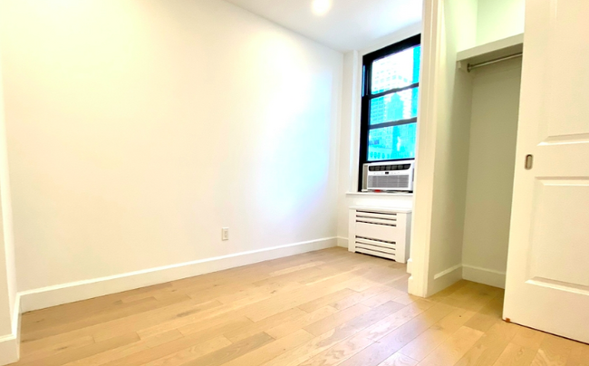 Livingroom - 155 E 48th St
