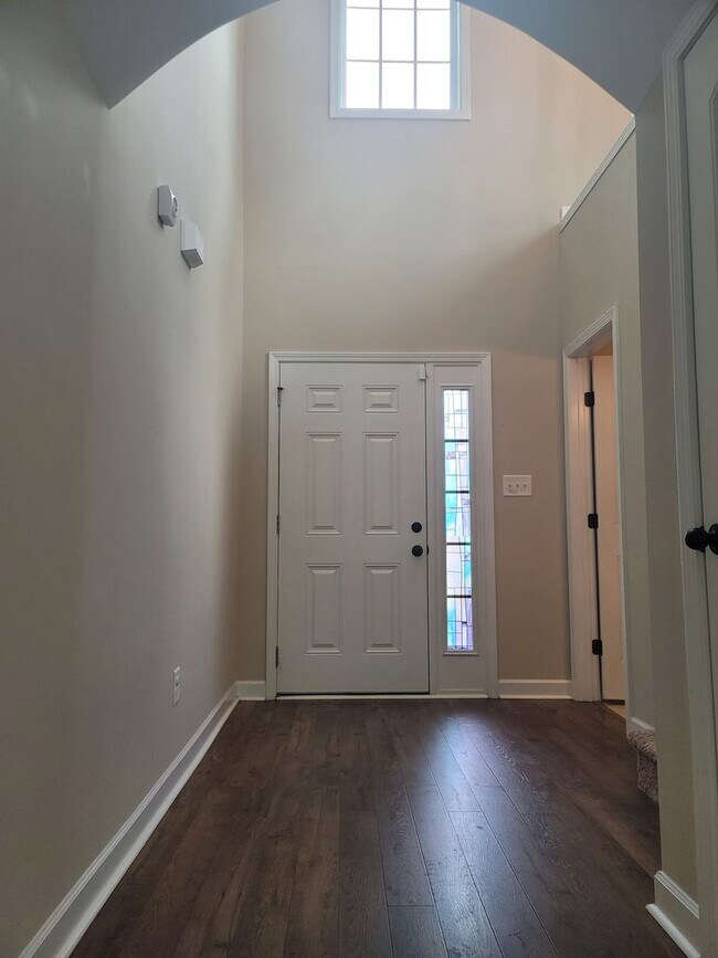 Foto del edificio - Beautiful 2 Story Home Located Outside of ...