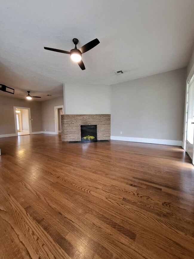 Building Photo - PRELEASING July 2024 - (3-4) Bed/(2) Bath ...