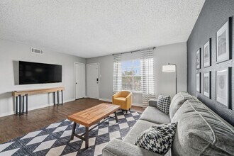 Building Photo - 1307 Wilcrest Dr