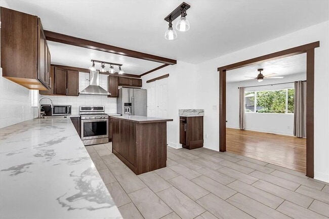Building Photo - 1340 Rayburn Dr