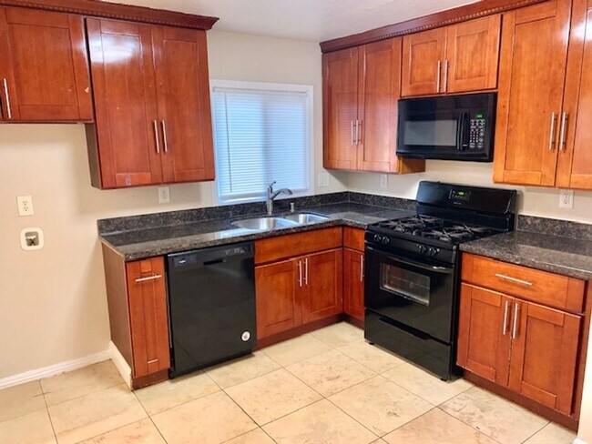 Foto del edificio - Great 2 bed 1 bath House with Garage in Sa...