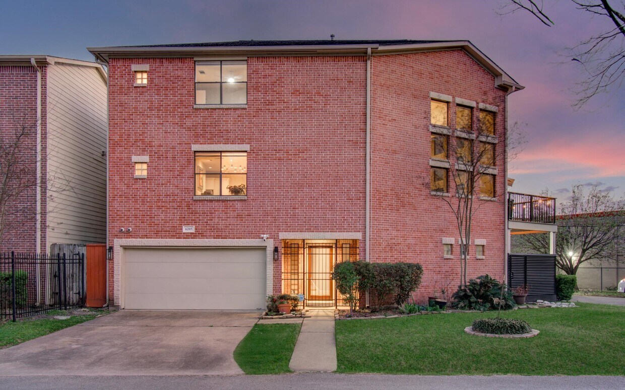 Foto principal - 6205 Dell St