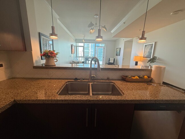 Building Photo - Upscale 2 Bed 2 Bath with Floor-to-Ceiling Windows and Stunning City Views