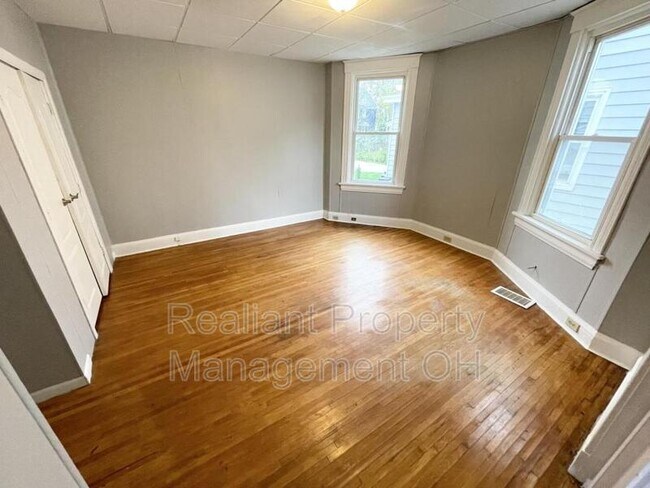 Foto del edificio - 2432 Robertson Ave