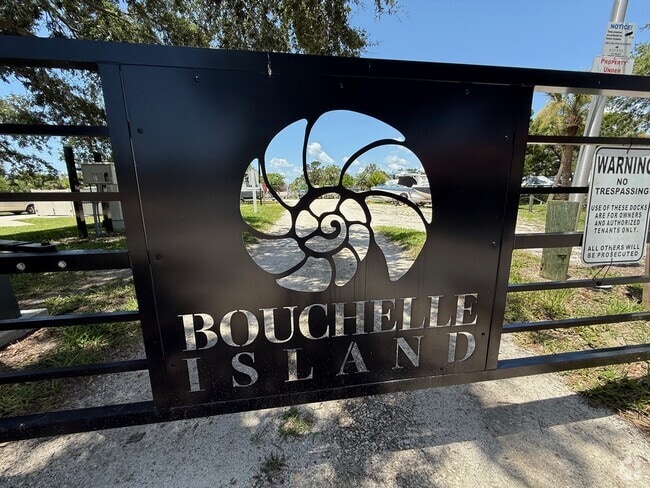 Building Photo - 468 Bouchelle Dr
