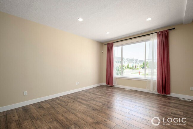 Building Photo - Beautiful Townhouse in Sandy!