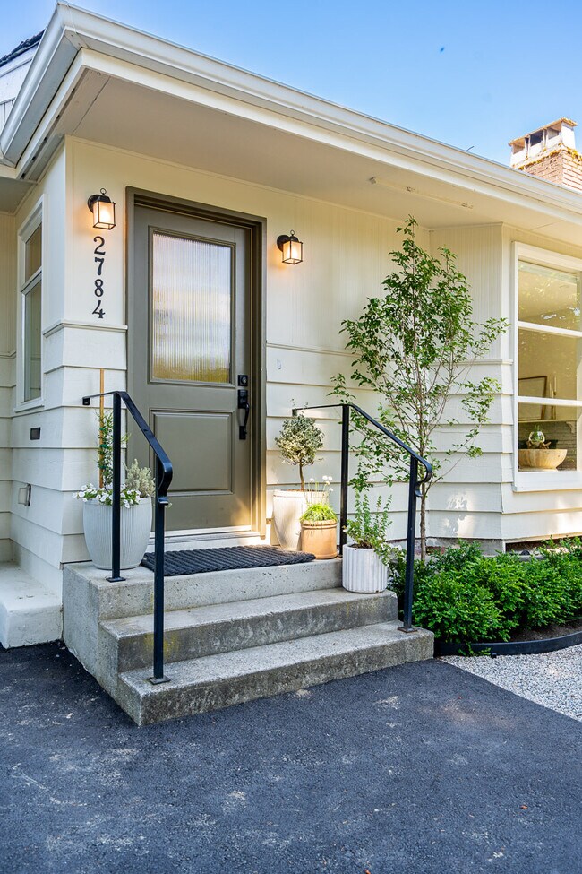 Building Photo - 2784 Crescentview Dr