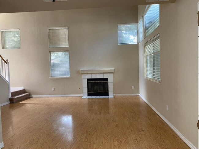 Building Photo - Spacious 3 bedroom, 2.5 bath home in  Gate...
