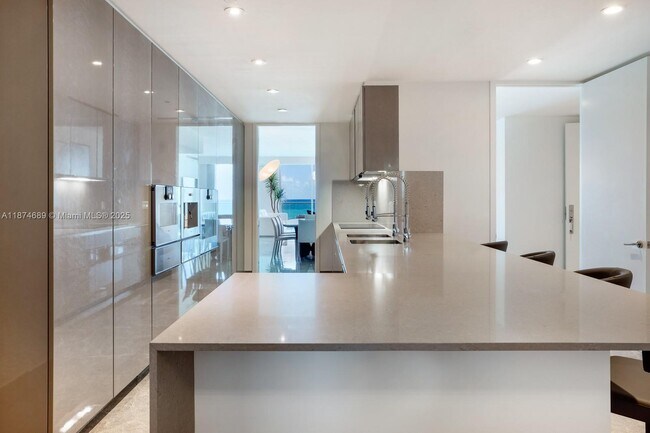 Foto del edificio - 9349 Collins Ave