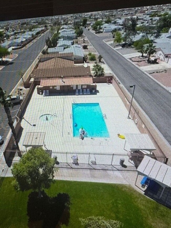 Building Photo - 5 Bedroom, 3 Bath with fenced yard, Garage...