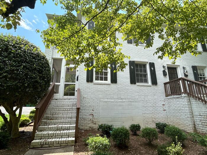 Primary Photo - Cute two bedroom located in Midtown.