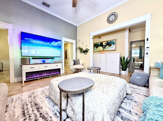 Building Photo - 509 S Willow Ave