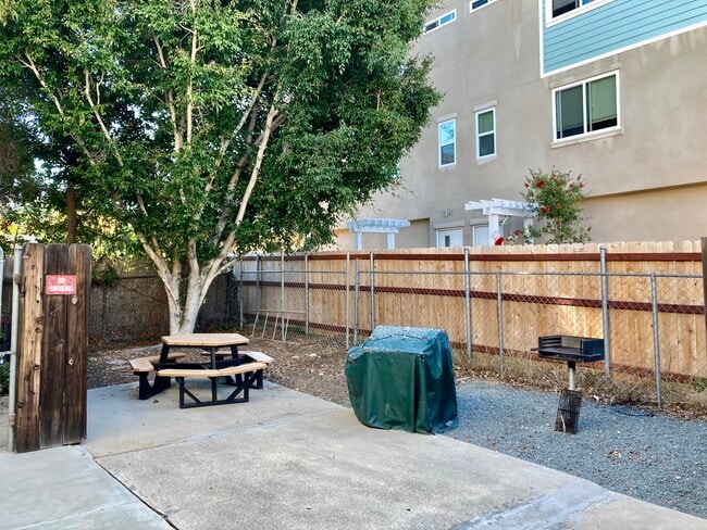 Building Photo - 2 Bedroom 1 Bathroom West La Mesa Apartment