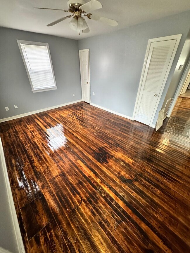 Foto del edificio - 3 bed house in Church Hill! Enjoy big yard, great location, hardwoods, central Ac, and laundry!