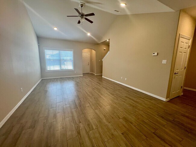 Building Photo - 3B/2.5B Spacious Townhome with Fenced Back...