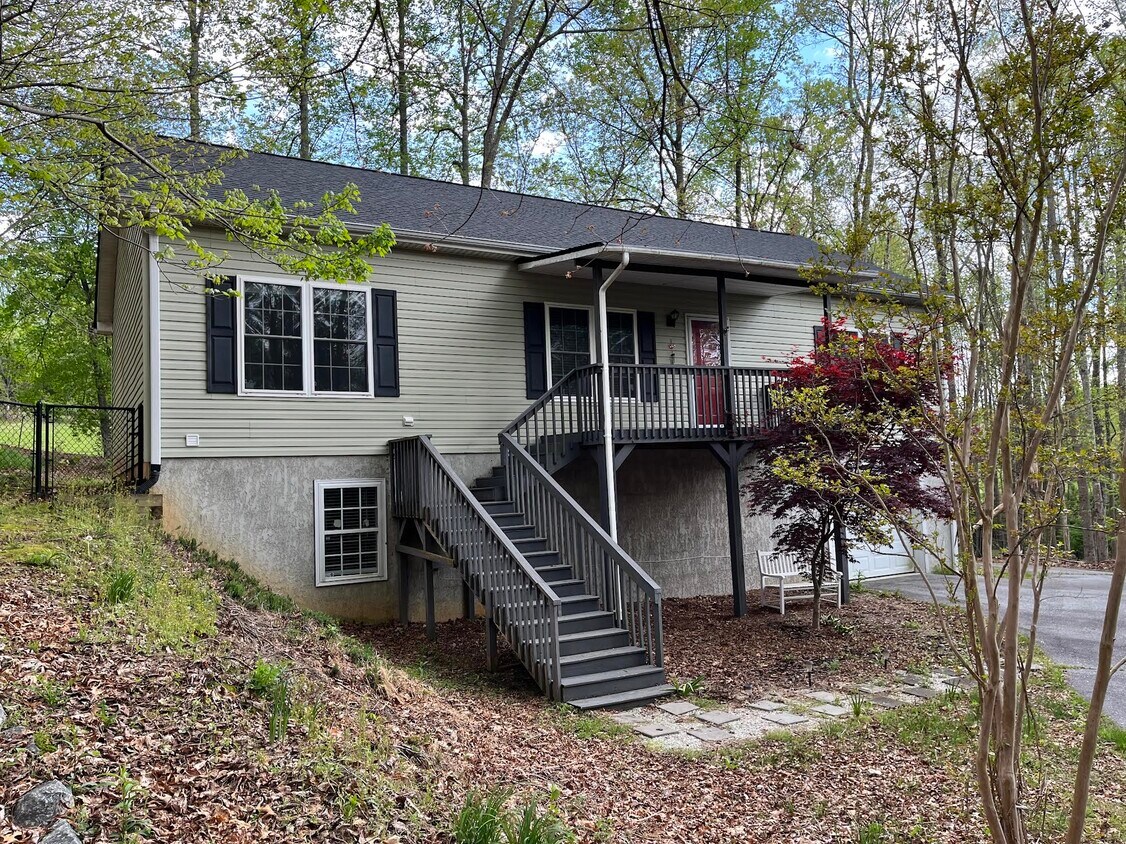 Foto principal - 46 Badger Run - Spacious 4 bed/3 bath home...