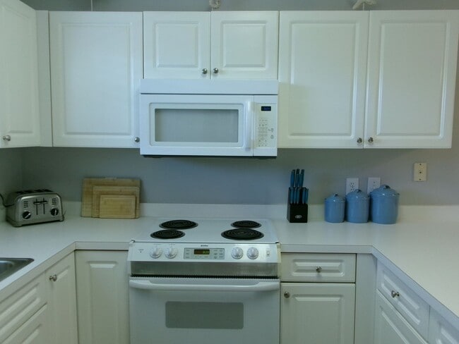 Building Photo - Furnished 2 bedroom, 2 bath condo in Arrowhead Community