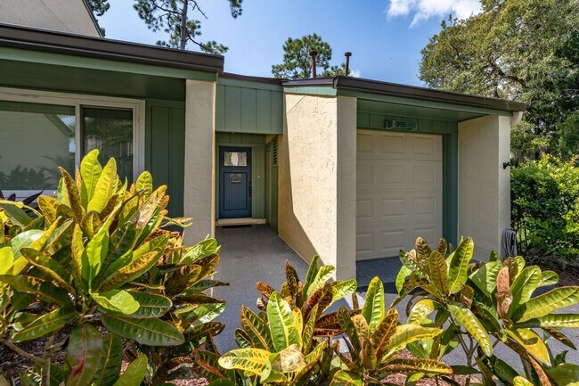 Building Photo - Vacation, Furnished, Townhome 2 Bed/ 1.5 B...