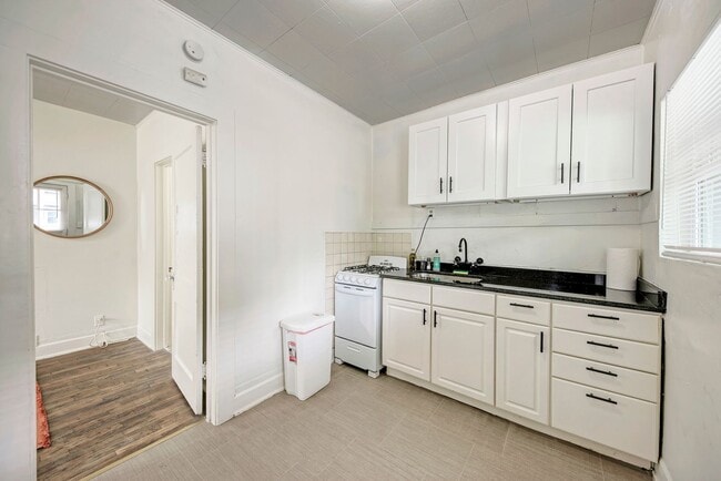 Building Photo - Charming Fully Furnished Studio in the Hea...