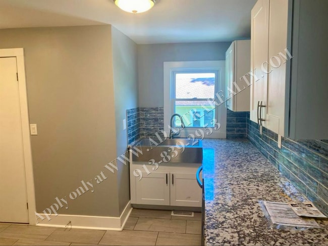 Building Photo - Updated 4 Bed 3 Bath Home in KCMO-Availabl...