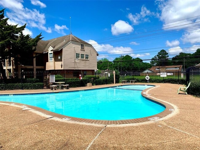 Foto del edificio - 7700 Creekbend Dr