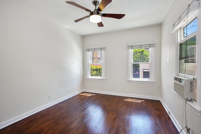 Building Photo - 132 S Palm Dr