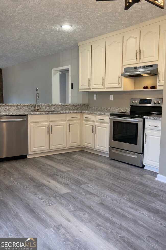 Foto del edificio - 6885 Chastain Rd