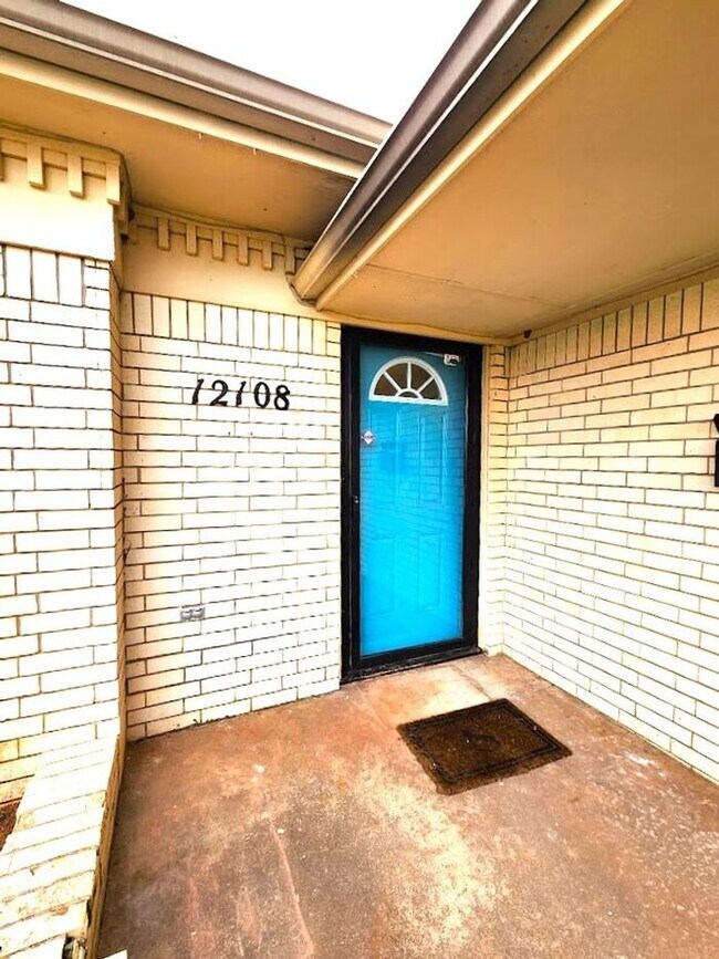 Foto del edificio - 4 Bed 2.5 Bath 2 Car Garage in Camelot Addition NW OKC