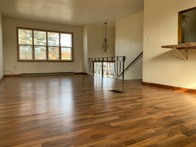 Building Photo - Big 3 Bedroom Home with Garage For Rent