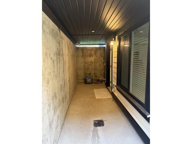 Photo du bâtiment - 16787 20a Ave