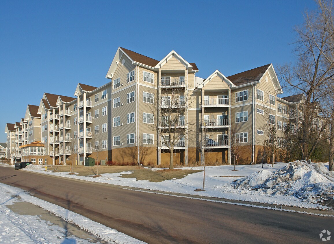 Applewood Pointe Apartments in Roseville, MN