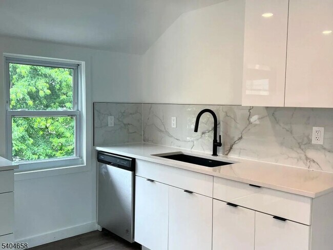 Foto del edificio - 73 MacArthur Ave