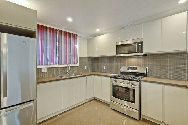 Foto del edificio - Remodeled 2 Bed 1 Bath Home with Bonus Roo...