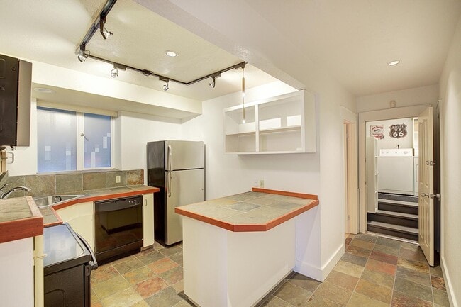 Foto del edificio - 1038 Lakeview Blvd E