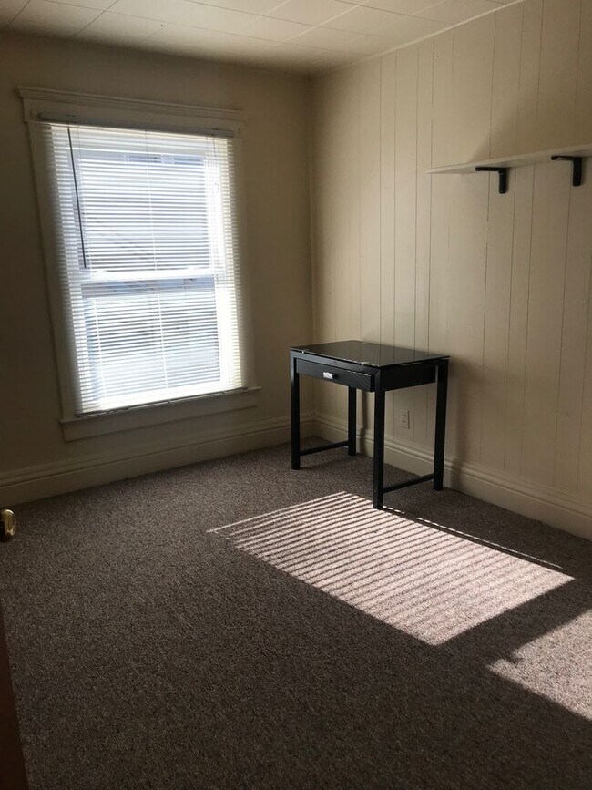 Foto del edificio - Spacious 5 bedroom house Centrally located to U of M Campus