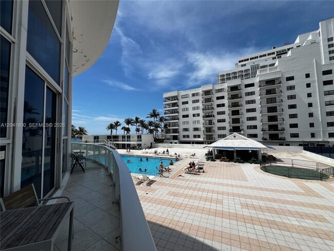 Foto del edificio - 5445 Collins Ave