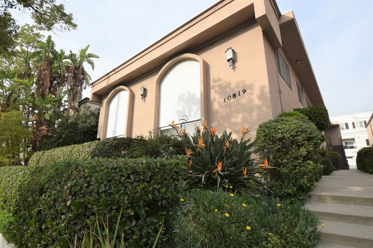 Foto principal - 10819 Camarillo St