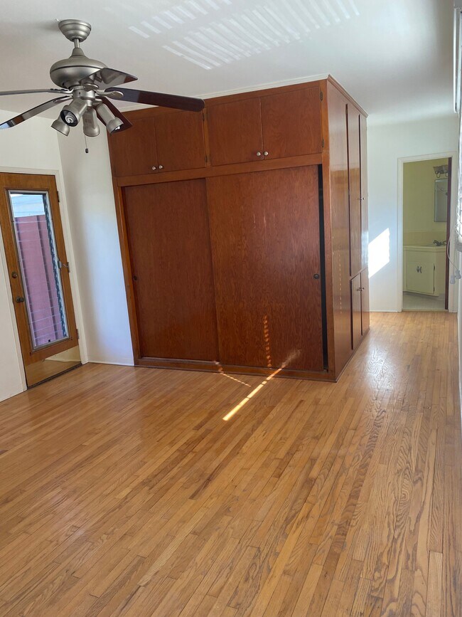 Building Photo - 811 Reeves Plz