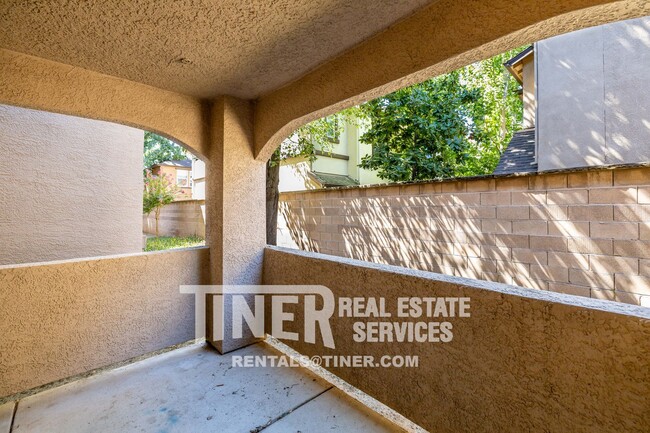 Foto del edificio - 10001 Woodcreek Oaks Blvd