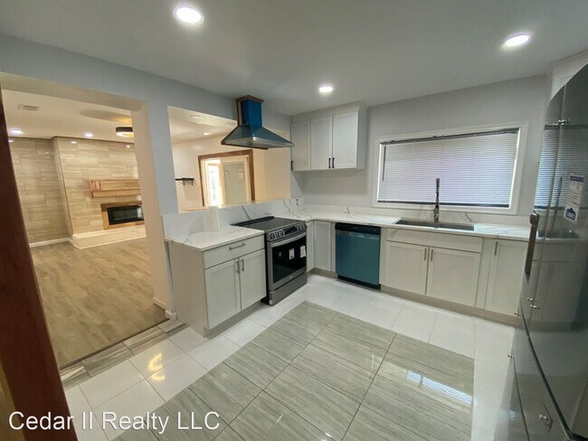 Building Photo - 4 br, 3.5 bath House - 107 Sussex Ave