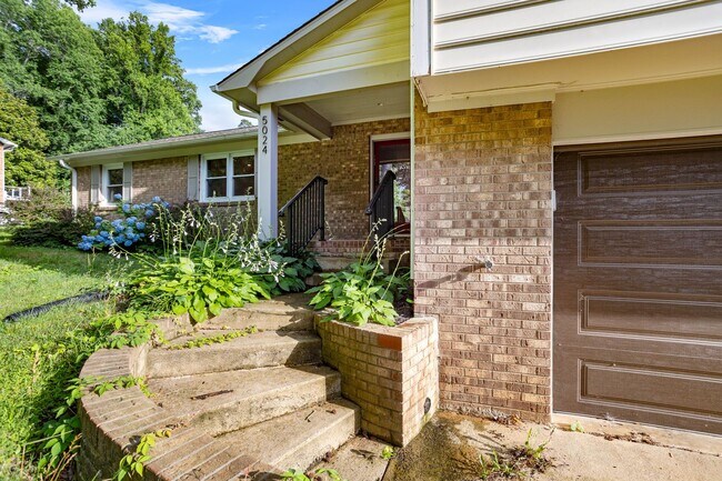 Foto del edificio - Spacious 4-Bedroom Home with Fenced Yard in Hampton Woods