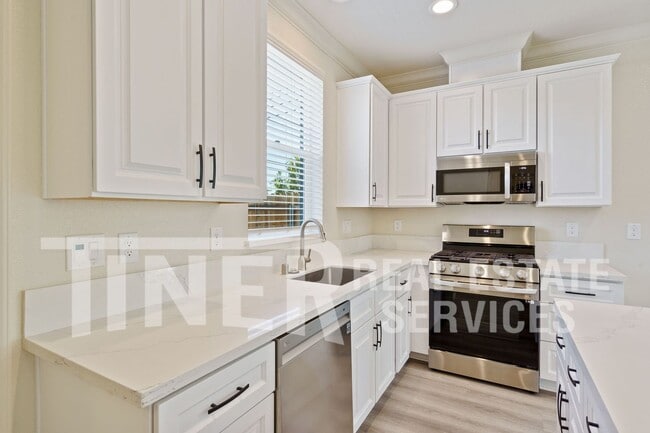 Building Photo - Newer Build 3 Bedroom Home